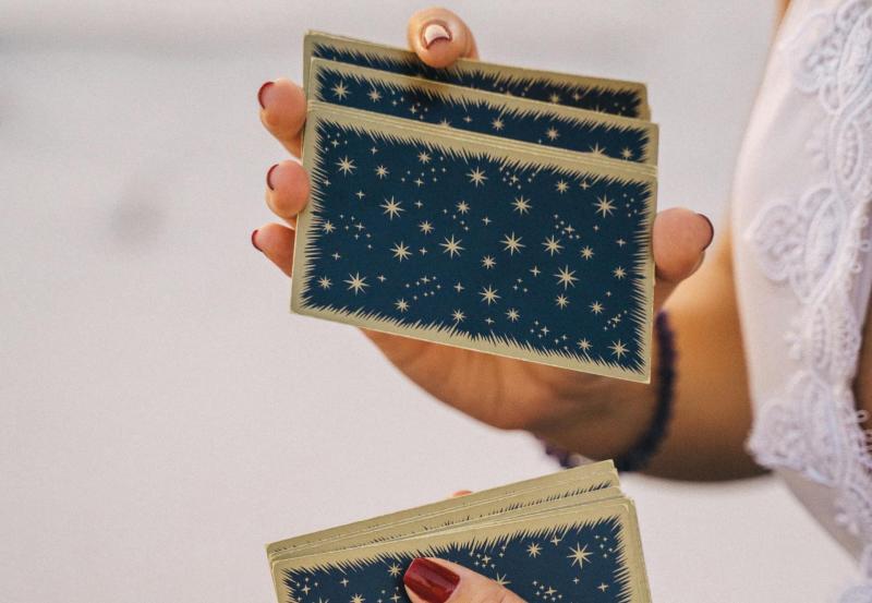 A Szerencsekerék lapja: Május üzenete a Tarot kártyák világából

Május hónapjának energiái a Szerencsekerék lapján keresztül érkeznek hozzánk, amely a változás, a lehetőségek és a sorsszerű fordulatok szimbóluma. Ez az időszak arra hívja fel figyelmünket,