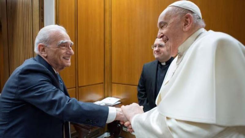 Scorsese és Ferenc pápa utolsó közös vallomása a filmvásznon egyedülálló pillanatok sorozataként tárul elénk. Ez a különleges alkotás nem csupán két ikonikus figura találkozását örökíti meg, hanem mély filozófiai és vallási kérdéseket is boncolgat. A rend