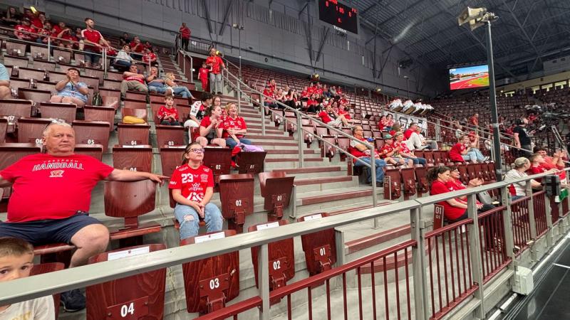 A Veszprém Aréna falai között csalódott szurkolók gyűltek össze, a hangulat pedig szinte tapinthatóan súlyosra fordult. Az esemény szomorú fordulata mindenkit megérintett, a lelátón sokan osztoztak a csalódásban. A helyszín atmoszférája a lehangoltságot t