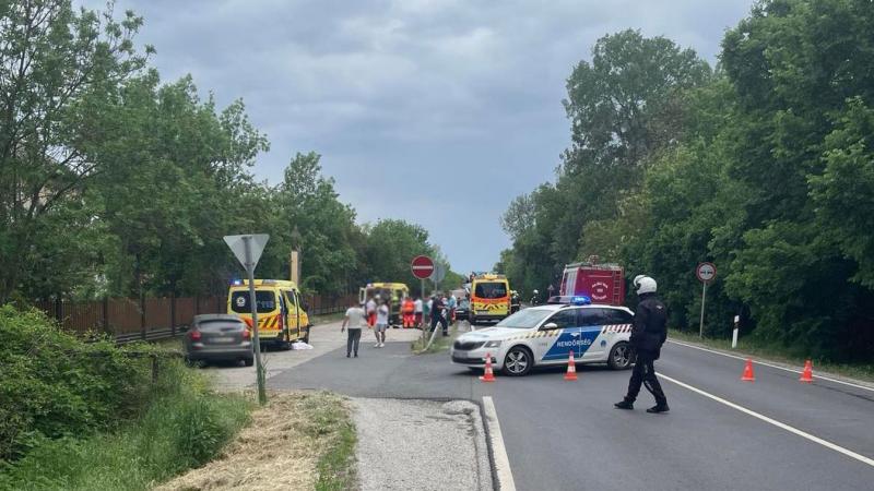 Súlyos frontális ütközés történt a Besenyőtelek és Poroszló közötti útszakaszon. A baleset helyszínére mentőhelikopter is érkezett, hogy segítsen a sérültek ellátásában. Részletes fotók és videók is készületek az eseményről.