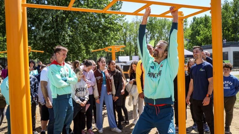 Az államtitkár izgalmas összecsapásra készült egy olimpikonnal, és a végeredmény mindenkit meglepett! A különleges eseményről készült videó és fotók most megtekinthetők, amelyek bemutatják a küzdelem dinamikáját és a résztvevők elszántságát. Ne hagyd ki e