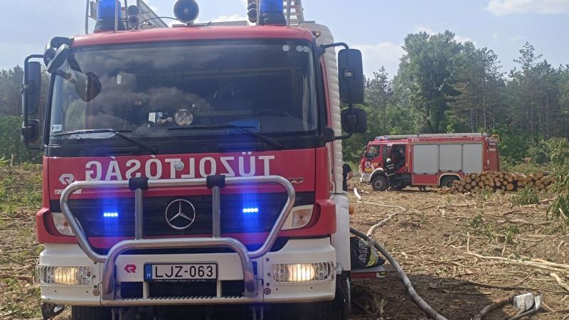A lángok mohón felfalták a traktort, miközben körülötte az erdő lángra kapott és tűzben táncoltak a fák.