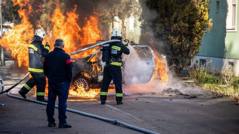 Kaposfőn egy autó drámai módon lángra kapott, és füstölve borult a tűz martalékává.