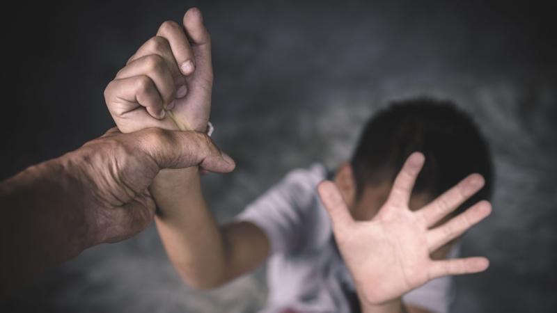 Bírósági eljárás kezdődött a pedofil ügyében, miután több ezer megdöbbentő felvétel került elő a tatabányai lakásából. Az ügy részletei sokkolják a közvéleményt, és komoly aggodalmakat vetnek fel a gyermekek védelméről.