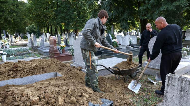 Temetői előírások: Ne próbáld meg saját kezűleg megásni a szeretted nyughelyét, és TEMU-s urnát sem használhatsz.