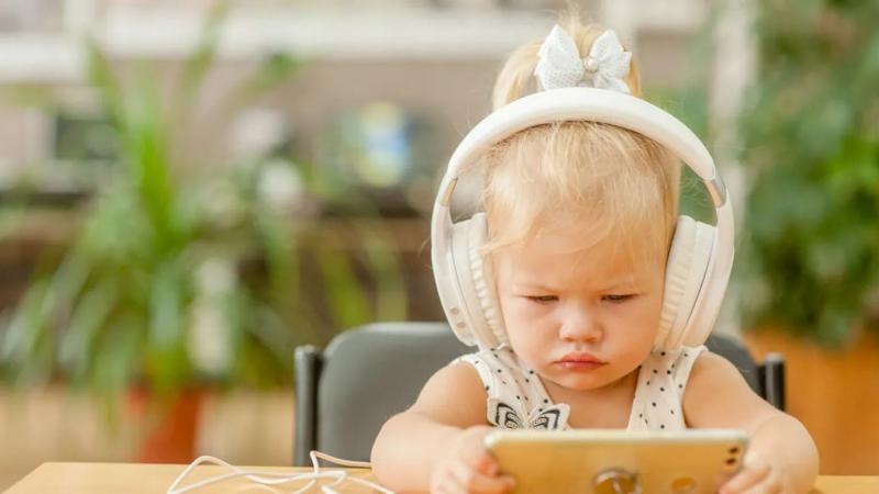 Olvasónk szerint a gyerekeket érdemes távol tartani a közösségi médiától, hogy megóvjuk őket a digitális világ kihívásaitól.