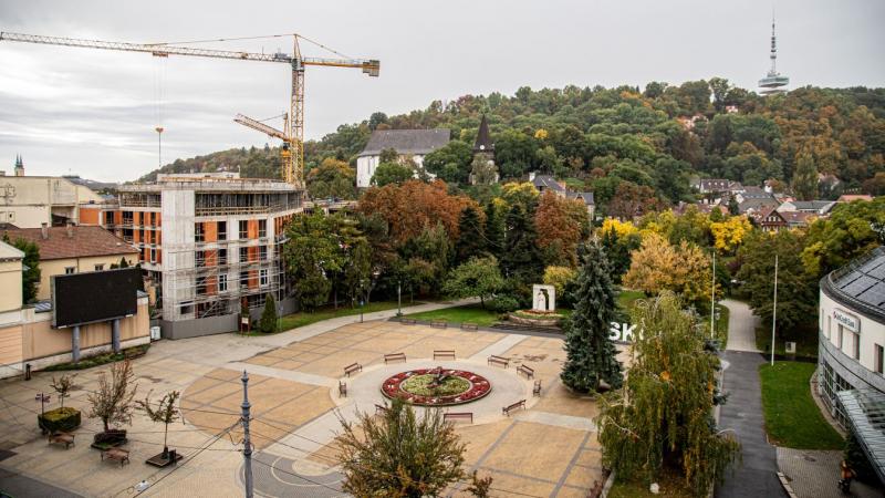 Miskolc szívében, a belváros felett emelkedik az impozáns Avalon-ház, amely nem csupán építészeti remekmű, hanem a város modern arculatának megtestesítője is. Fedezd fel a lenyűgöző látványt, amely a város panorámáját gazdagítja, és merülj el a különleges