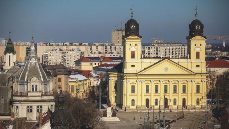 Világsztár látogatott el Debrecen egyik legnyüzsgőbb terére, ahol az ő arca valóban mindenki számára ismerős!