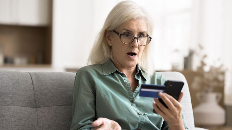 Rendkívüli telefonos csalás: egy somogyi hölgytől milliókat csaltak el a bűnözők, akik a rendőrség nevében léptek fel.