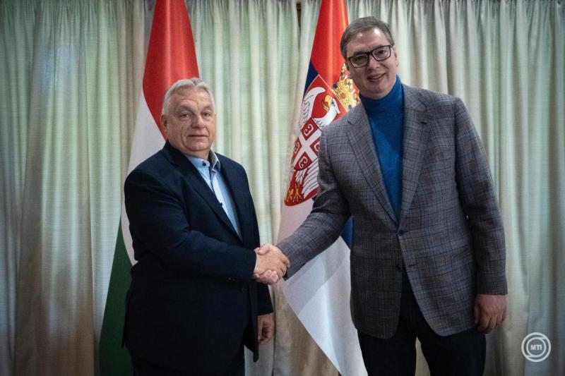 Orbán Viktor és Aleksandar Vucic kapták meg a Pásztor István-díjat, elismerve ezzel kiemelkedő hozzájárulásukat a két ország közötti kapcsolatok erősítéséhez.