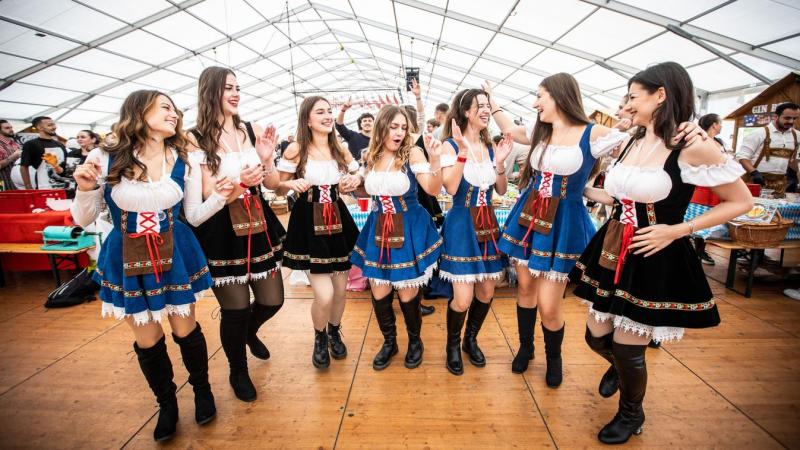 Sütőtökös leves és ropogós kolbász – ez a párosítás a középiskolai és egyetemi fiatalok kreatív konyhai kísérleteinek eredménye. A diákok izgalmas ízkombinációkat alkottak, miközben baráti társaságban készítették el ezt a különleges ételt. A galériában pe