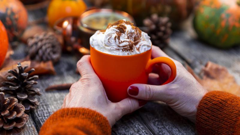 Íme egy különleges recept, amivel otthon készíthetsz egy egészséges és ízletes pumpkin spice lattét, amely tökéletes a hűvösebb napokra!

### Hozzávalók:
- 1 csésze tej (növényi vagy állati, ízlés szerint)
- 2 evőkanál sütőtökpüré (friss vagy konzerv)
- 1