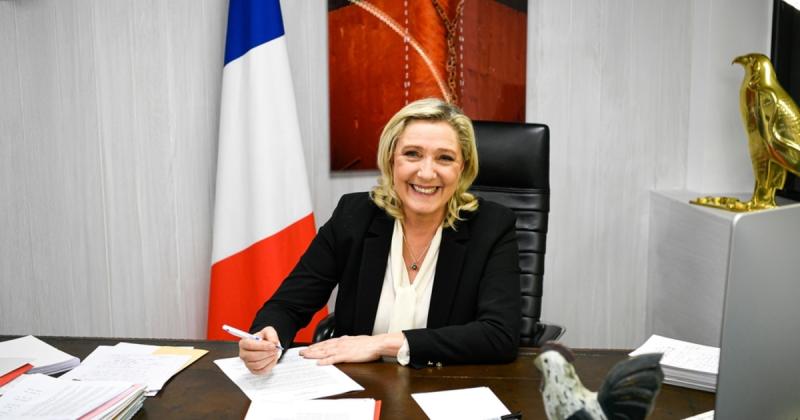 A francia kormány mostantól eleget tesz Marine Le Pen egyik kulcsfontosságú követelésének, amely jelentős politikai fordulatot jelez. | Demokrata