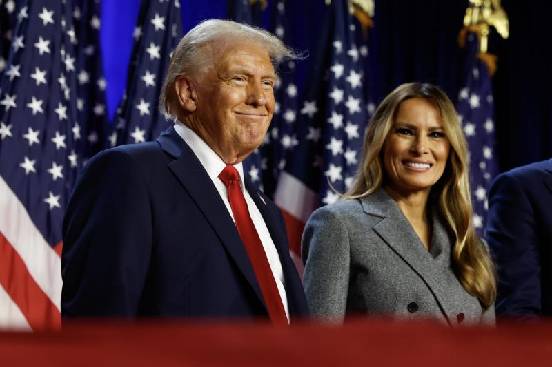 Melania Trump egészséges étkezési szokásai, amelyeket szeretne Donald Trumpra is átragasztani, igazán figyelemre méltóak. Az ex-first lady törekszik arra, hogy tápláló és kiegyensúlyozott ételeket fogyasszon, amelyek segítik a testi és lelki jólétet. Az ő