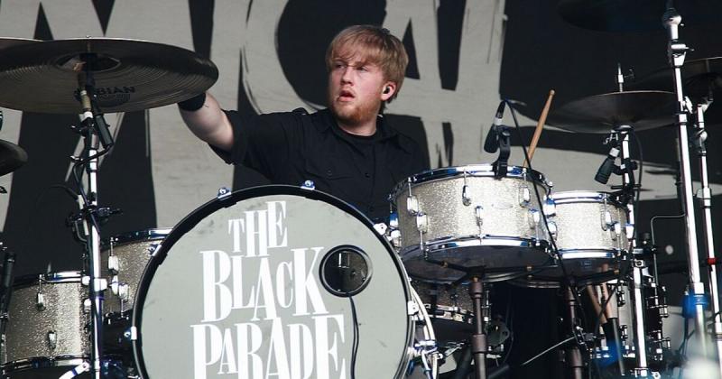 Szomorú hírt kell megosztanom: elhunyt Bob Bryar, a My Chemical Romance legendás dobosa. Bryar hozzájárulása a bandához és a rockzene világához felbecsülhetetlen, és emlékét örökké megőrizzük a zenéje által.