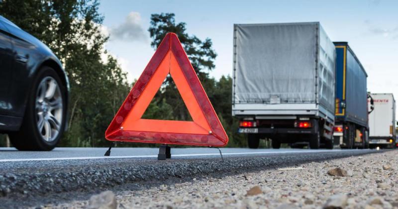 Autópályai dráma: Egy sofőr pánikban ugrott ki az autójából, miközben a forgalom zaja egyre csak fokozódott.