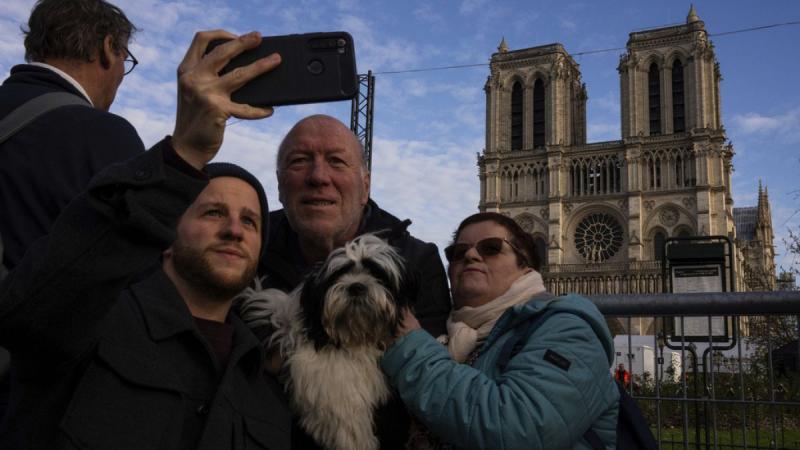 Öt év elteltével ismét megnyitja kapuit a Notre-Dame, amely a tűzvész után újjászületett.