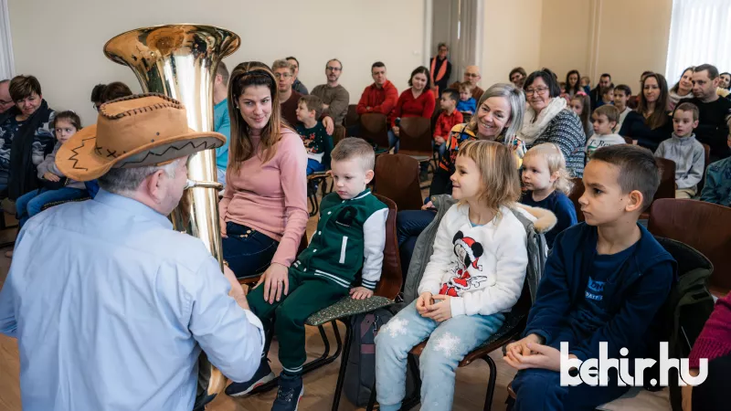 **Furi Feri és az Elveszett Puttony - Karácsonyi Történet a Békés Megyei Könyvtárban**

Egyszer volt, hol nem volt, a mesebeli Békés Megyében, ahol a hópihék táncot jártak a fák ágai között, élt egy különös figura, akit Furi Ferinek hívtak. Feri nem csupá