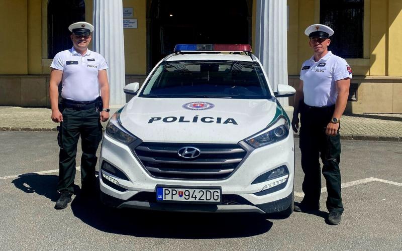 Rosszul érezte magát, ezért az autópálya szélére húzódott - a rendőrök értékes segítsége mentette meg az életét.