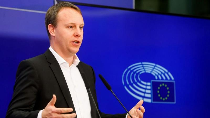 Daniel Freund dühét nem tudta palástolni, amikor az események alakulását figyelte Magyarországon. Az események egyre inkább kicsúsztak a kezéből, és a követelései egyre sürgetőbbé váltak.