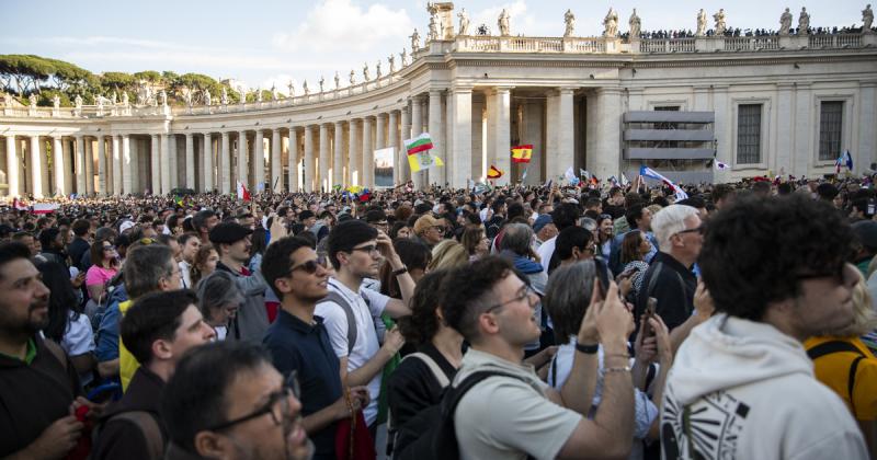 Zarándokok, felfedezők, sőt, Orbán-hívők is megjelentek a Szent Péter téren – élő riport Róma szívéből.