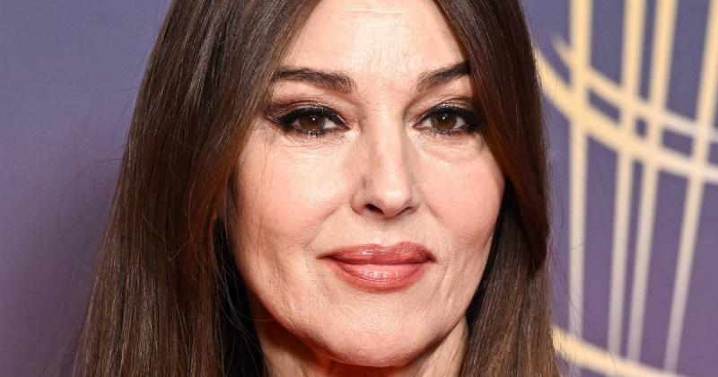 A 60 éves Monica Bellucci olyan lenyűgöző dekoltázst mutatott be, hogy biztosan leesik az állad! Ritkán látni ilyen merész és magabiztos megjelenést tőle.