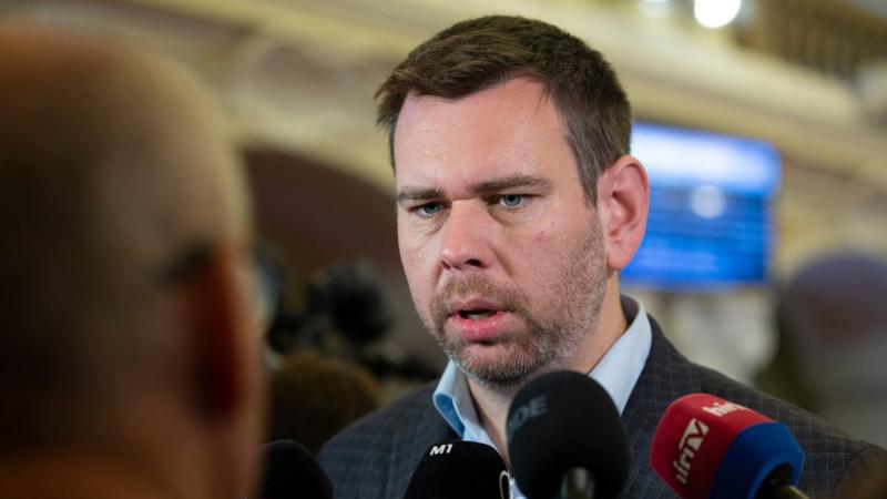 Vitézy Dávid egy meglehetősen sokkoló álhírt osztott meg a MÁV-ról, ami komoly felháborodást keltett a közönség körében.