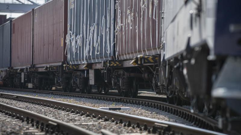 A Szegedről Budapestre tartó InterCity vonatnak egy lerobbant tehervonatot kellett vontatnia, és a különös út végül Ceglédnél ért véget.