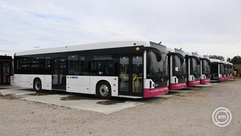 Komárom városában izgalmas fejlesztés zajlik: megnyílik az új BYD gyár, amely 620 új munkahelyet teremt, és évi 1250 elektromos busz gyártására lesz képes. Ez a lépés nemcsak a helyi gazdaságot erősíti, hanem hozzájárul a fenntartható közlekedés fejlődésé