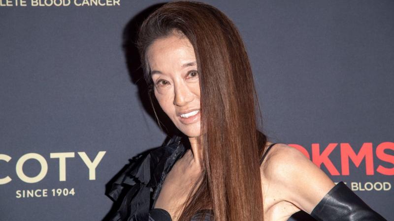 Vera Wang születésnapját egy különleges, szupermini ruhában ünnepelte, amely tökéletesen tükrözte kortalan eleganciáját. A divattervező megjelenése ismétlenül lenyűgözte a követőit, akik csodálattal adóztak stílusának és frissességének.