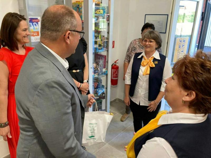 Izsán megújult környezetben, modern bérleménybe költözött a helyi posta, amely a képek tanúsága szerint igazi friss színt hozott a település életébe. A felújított tér nemcsak esztétikai szempontból vonzó, hanem a szolgáltatások színvonalát is emeli. A vál