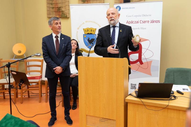 Az RMPSZ álláspontja szerint a romániai magyar oktatás jövője súlyosan veszélybe került a kormány közoktatási intézkedései miatt. A szervezet aggodalmát fejezte ki, hogy ezek a lépések ellehetetlenítik a magyar nyelvű oktatást az országban.