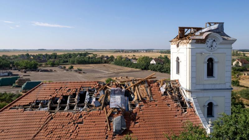 Kelet-Magyarország több települése sötétségbe burkolózott, miután a vihar pusztító ereje hátrahagyta a tízezrek áram nélküli életét. A Pénzcentrum hírei szerint a károk jelentős mértékűek, és a helyi közösségek most a helyreállítás nehéz feladatával nézne