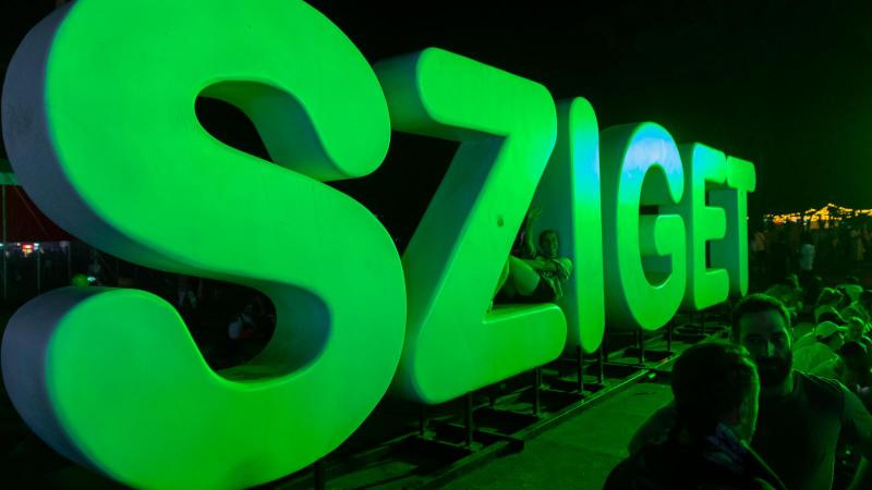 Újdonságként éjszakai jegyeket kínálnak a Sziget Fesztiválon, lehetővé téve a látogatók számára, hogy a sötétség leple alatt is élvezhessék a zenei élményeket és a fesztivál varázsát.