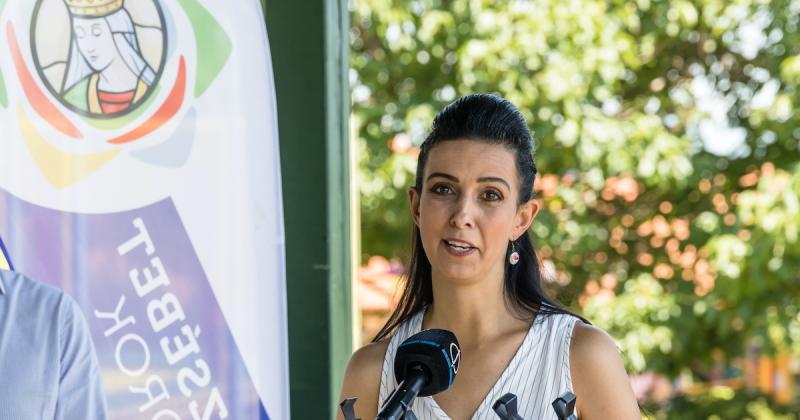 Koncz Zsófia: Az Erzsébet-tábor - A magyar családpolitika ékköve

A magyar családpolitika egyik kiemelkedő és példaértékű kezdeményezése az Erzsébet-tábor, amely nem csupán szórakozási lehetőséget biztosít a fiatalok számára, hanem a családok támogatásána