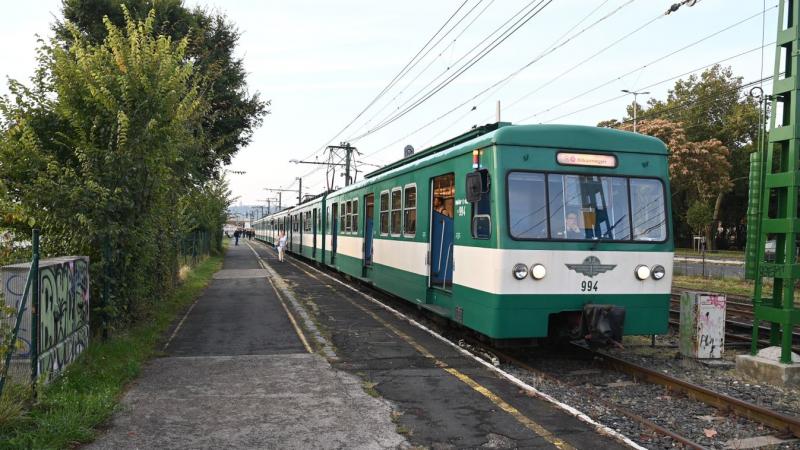 Súlyos baleset történt: Egy autó összeütközött a HÉV-vel.