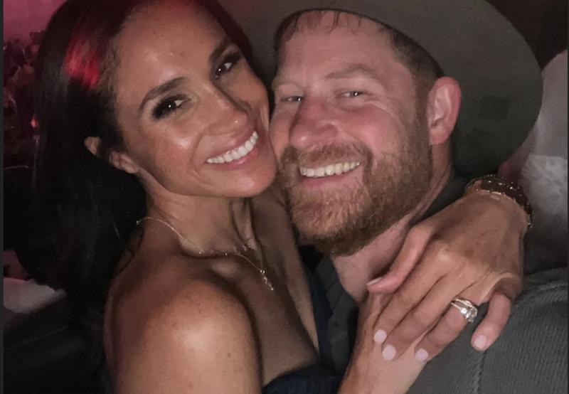 Húha! Hary herceg valóban lenyűgöző teljesítményt nyújtott, amikor sikerült egyensúlyoznia a szörfdeszkán, ami teljesen levette a lábáról Meghan Markle-t!