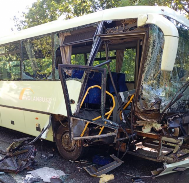 A Mátrában egy helyközi busz és egy személyautó frontális ütközése következtében heten szenvedtek sérüléseket.