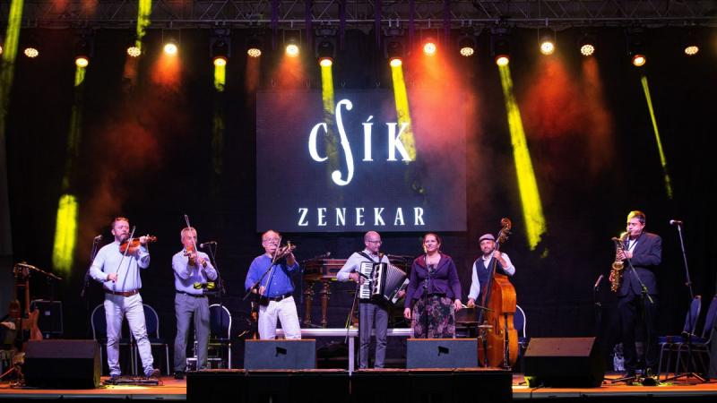 A Csík Zenekar bemutatta első valódi videoklipjét, amely új dimenzióba emeli zenei világukat.