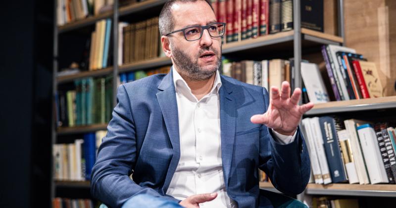 Egy színes táncos videóban az EP-képviselő bejelentette, hogy részt vesz a pécsi Pride-on, miközben Lánczi Tamás határozottan kifejtette véleményét.