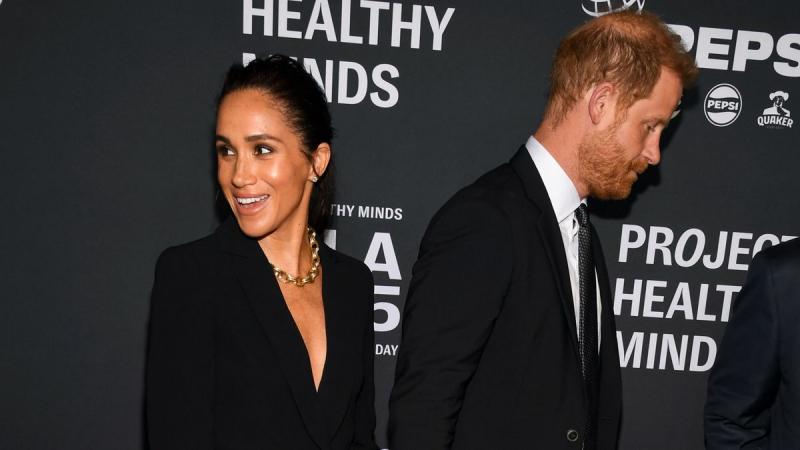 Kellemetlen pillanatot éltek át Harry és Meghan, amikor a nyilvánosság előtt egymás felé fordultak. A férfi egy kis játékossággal simogatta a felesége fenekét, ám az arcukon látható kifejezés nem a szerelem vagy intimitás jeleit mutatta. - Life