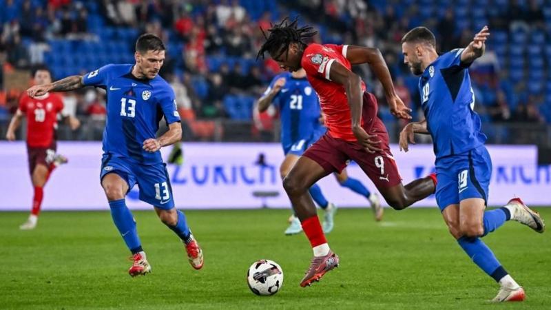 A svájci szurkolók már a vb-selejtezőre készülve teljes gőzzel pörögnek, hiszen a hőlámpák és takarók most a figyelem középpontjába kerültek. Az izgalom és a várakozás légkörében mindenki készen áll arra, hogy megünnepelje a csapatot!