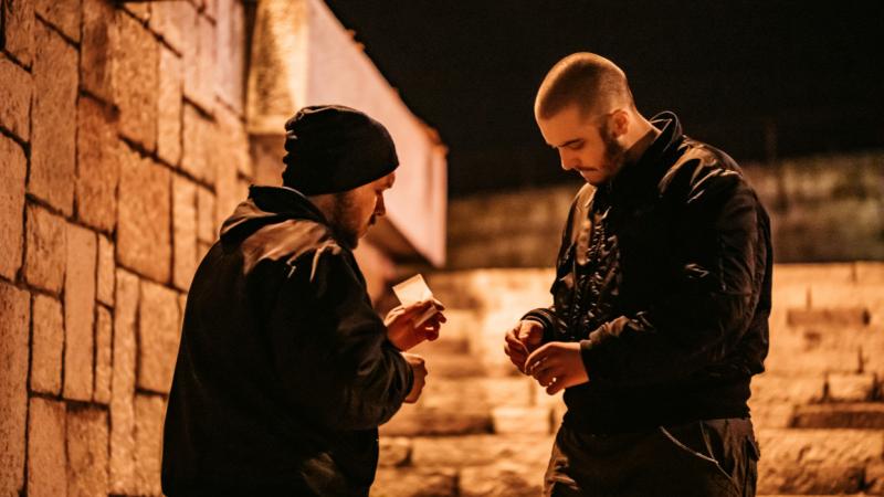 A kokainháború lángjai egyre inkább átterjednek Európára, és a kérdés már nem csupán a kontinens nyugati részein merül fel. Magyarország is a drogáradat célkeresztjébe kerülhet, ahogy a bűnszervezetek egyre nagyobb hangsúlyt fektetnek a régióra. A helyzet