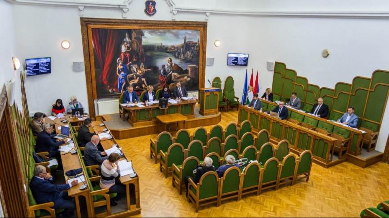 Vác városában fergeteges bál készül, hiszen a hétvégén különleges ülésre gyűlnek össze a döntéshozók. Az esemény vasárnapra esik, és izgalmas témák várják a résztvevőket.
