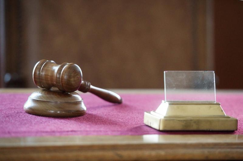 Egy magyar nő életveszélyesen bántalmazta kéthetes kislányát, csupán azért, mert a baba sírt. Az eset rendkívül felháborító és megrázó, hiszen egy újszülöttnek alapvető szüksége van a szeretetre és a gondoskodásra.