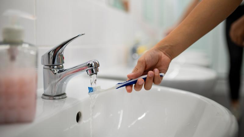 Fantasztikus felfedezés látott napvilágot ezzel a szinte észrevétlen mindennapi tárggyal kapcsolatban: baktériumok és gombák hatalmas serege talál otthonra rajta. De vajon milyen módszerekkel óvhatjuk meg magunkat ettől a rejtett veszélytől?