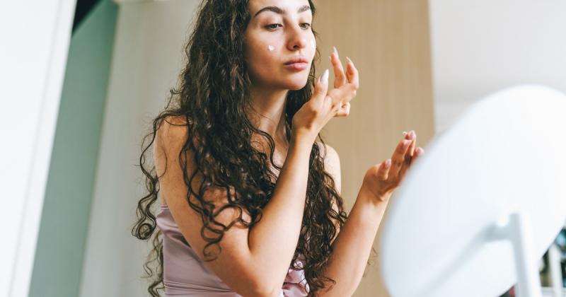 Furcsa TikTok-trend hódít a fiatal nők között: ezt a különös praktikát alkalmazzák az arcuk bőrének ápolására!